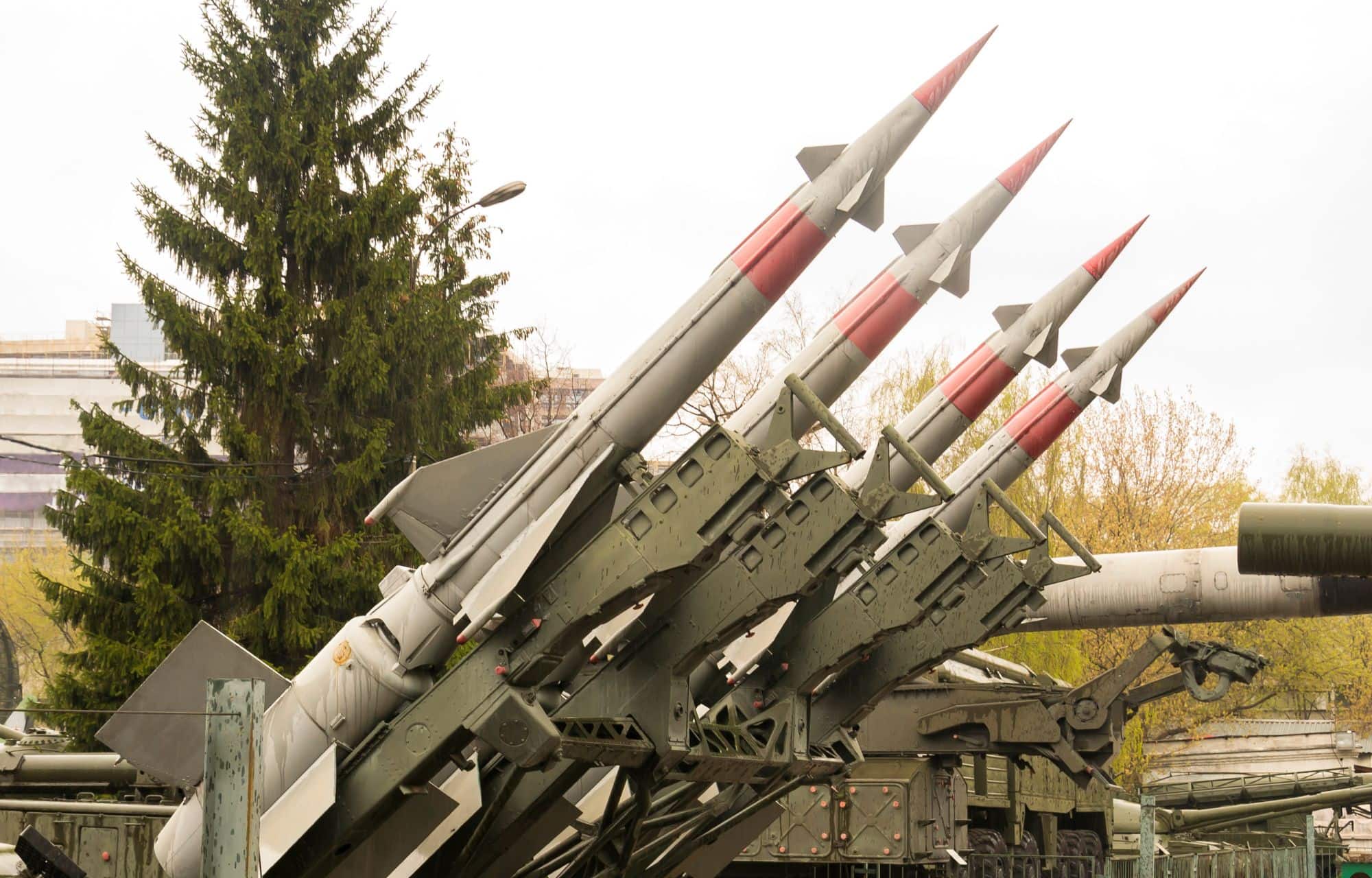 Corsa agli armamenti e negazione del diritto umanitario